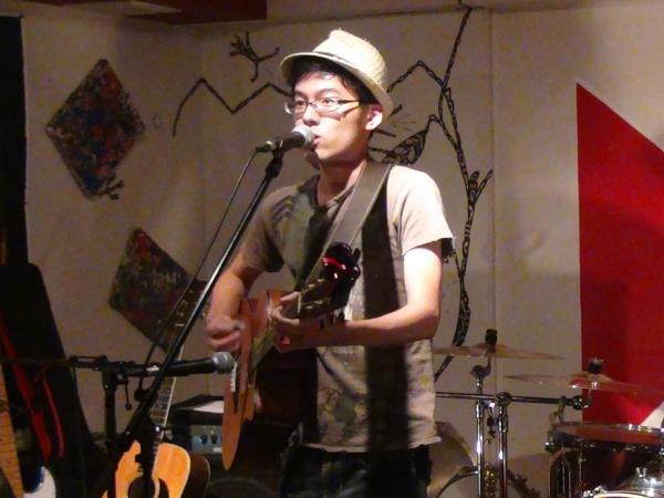 熊本のシンガーソングライター　タノシムタケシ